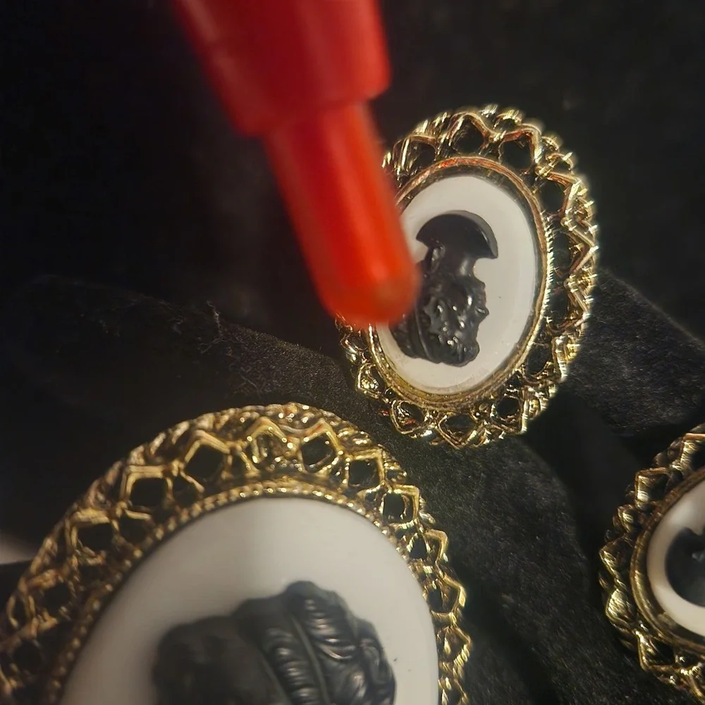 Vtg Cameo Brooch and Clip On Earrings Set‎ Gold Tone Black White Filigree READ